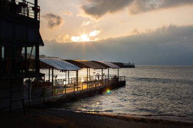 Gün batımında iskelede bir kafe.