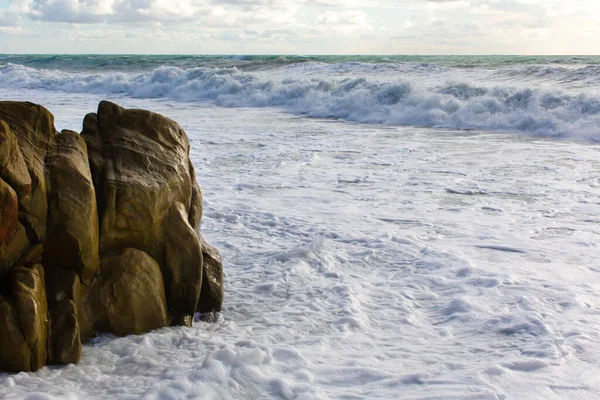White Foam Sea Waves Surrounds Rock — Stock Photo, Image