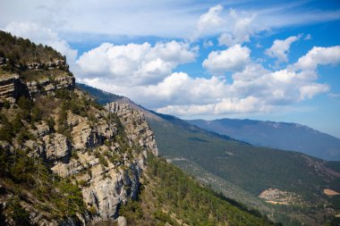 Gökyüzünün arka planında bulutlu bir dağ