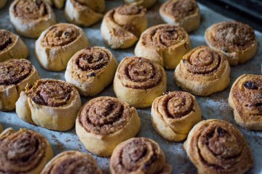 Fırında pişmiş tarçınlı çörekler. Seçici odak.