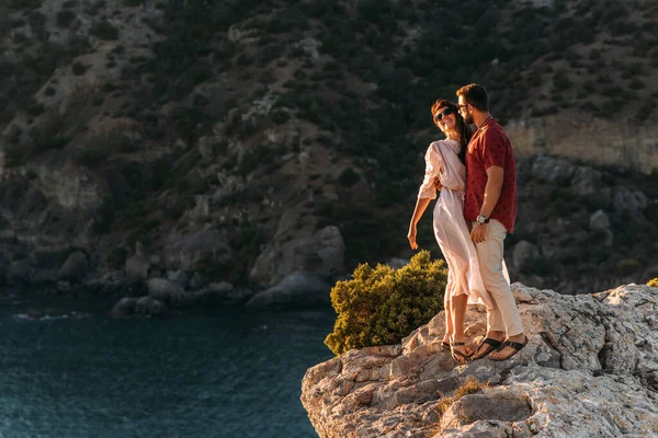 Man Embraces Beautiful Woman Edge Cliff Sea Couple Love Sunset — Stock Photo, Image