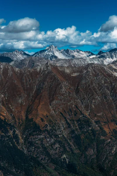 垂直方向の写真の素晴らしい景色 マウンテン氷河 晴れた冬の日には急な斜面の壮大な景色 スペースのコピー — ストック写真