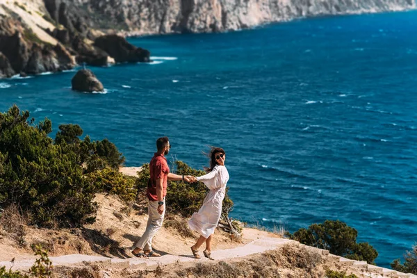 Casal Feliz Beira Mar Amantes Lua Mel Homem Mulher Ilha — Fotografia de Stock