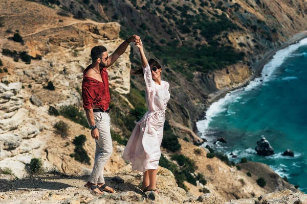 Hermosa Pareja Bailando Vals Junto Mar Pareja Feliz Vacaciones Amantes — Foto de Stock