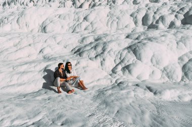Pamukkale 'de aşık bir çift. Aşık şık bir çift. Yeni evli bir çift. Jeotermal menfezlerde mutlu çift. Gün batımında aşıklar. Pamukkale, Türkiye 'de jeotermal kaynaklara sahip bir bölge. Boşluğu kopyala
