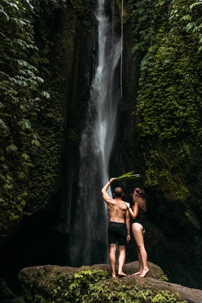 Turisté Vodopádu Zadní Pohled Šťastný Pár Krásného Vodopádu Pár Dovolené — Stock fotografie