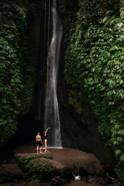 Casal Feliz Divertindo Uma Cachoeira Bali Casal Divertindo Uma Cachoeira — Fotografia de Stock