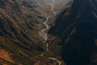 Vadinin dağ sonbahar manzarası. Nehrin dağ geçidinde akan manzarası, yükseklik manzarası. Kafkasya 'daki dağ nehri. Dağ nehri olan bir vadi. Boşluğu kopyala