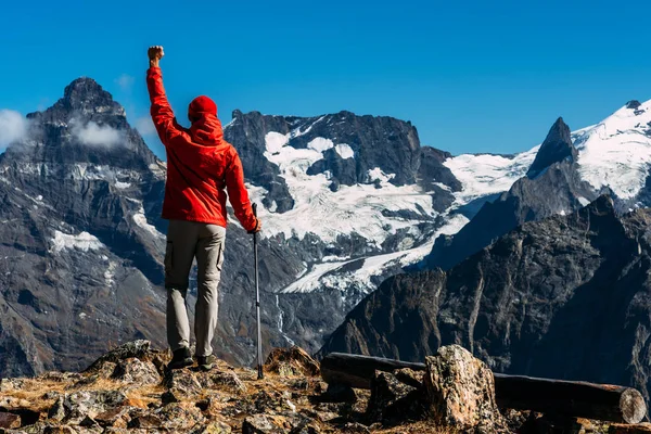 一个在高加索旅行的人山地运动 运动员快乐的完成任务 山区旅游 徒步旅行去山上的旅程 北欧人在山间漫步 复制空间 — 图库照片