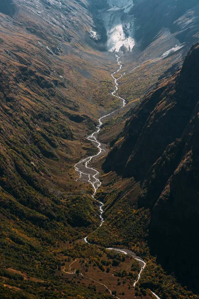 垂直方向のビューの山の秋の風景です 山の峡谷に流れる川の景色を 高さからの眺め コーカサスの山の川 絵のように美しい山の風景 ロシア — ストック写真