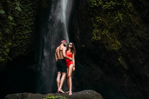 Piękna Para Przy Wodospadzie Indonezji Podróż Poślubna Szczęśliwa Para Wyspie — Zdjęcie stockowe