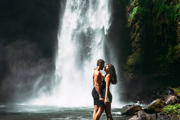 Piękna Para Całująca Się Nad Wodospadem Para Zakochana Pięknym Wodospadzie — Zdjęcie stockowe
