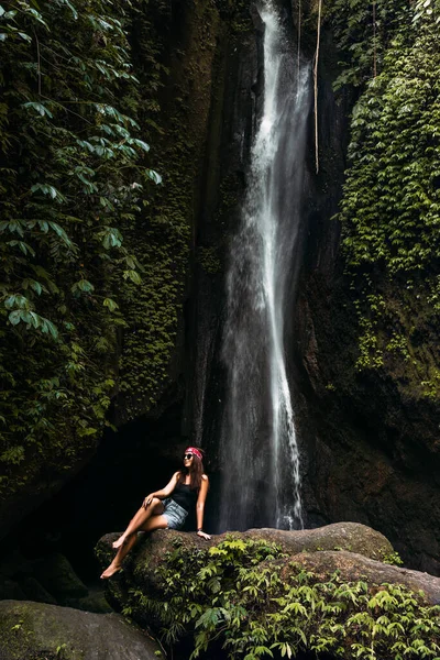 Menina Bonita Uma Cachoeira Ilha Bali Indonésia Vista Vertical Mulher — Fotografia de Stock