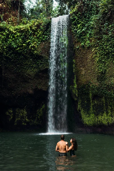 Kochankowie Nad Wodospadem Para Podziwiająca Piękny Wodospad Indonezji Para Wakacjach — Zdjęcie stockowe