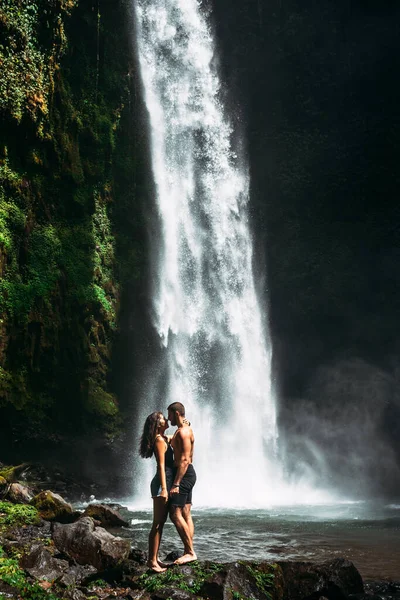 Belo Casal Uma Cachoeira Indonésia Casal Apaixonado Viaja Pela Ilha — Fotografia de Stock