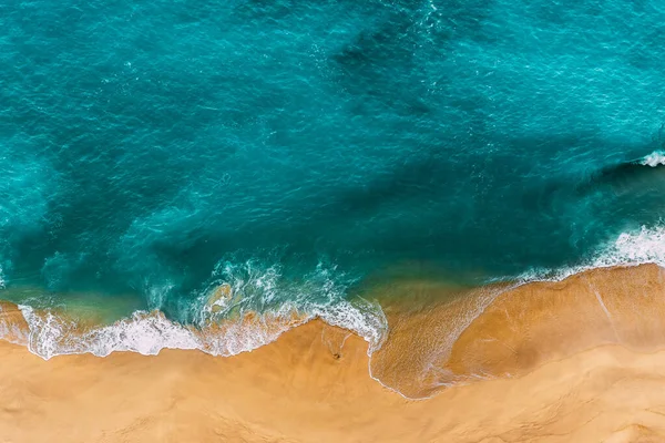 Όμορφη Αμμώδης Παραλία Γαλαζοπράσινα Νερά Άγρια Παραλία Πεντακάθαρη Θάλασσα Κίτρινη — Φωτογραφία Αρχείου