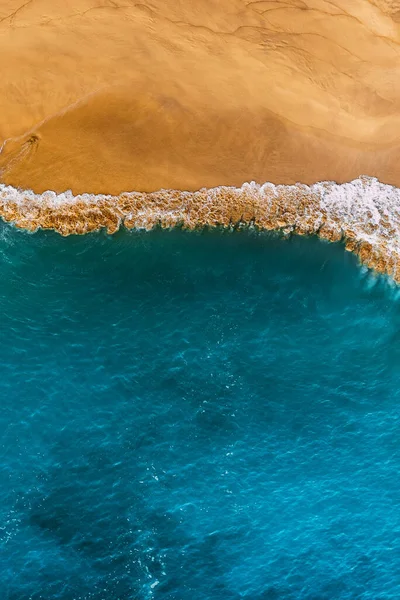 Hermosa Playa Arena Con Agua Azul Foto Vertical Playa Salvaje — Foto de Stock