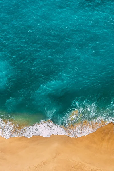Όμορφη Αμμώδης Παραλία Γαλαζοπράσινα Νερά Κάθετη Φωτογραφία Άγρια Παραλία Πεντακάθαρη — Φωτογραφία Αρχείου