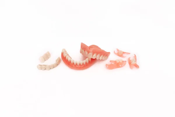 白い背景に入れ歯があります 入れ歯の閉鎖 顎の完全な取り外し可能なプラスチック製の入れ歯 歯医者だよ 偽の歯だ プラスチック製の入れ歯の閉鎖 白い背景の歯 — ストック写真