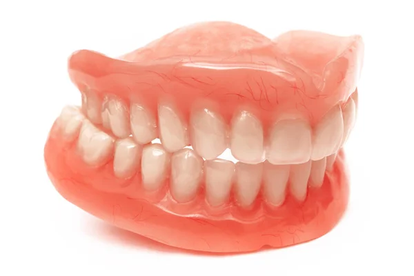 Çenenin tamamen çıkarılabilir plastik protezi. Beyaz arka planda takma dişler. İki akrilik takma diş. Üst ve alt çeneler ve takma dişler. Takma dişler ya da takma dişler, yakın plan..