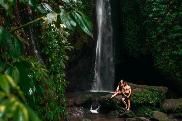 Belo Casal Uma Cachoeira Tropical Casal Está Viajando Ilha Bali — Fotografia de Stock