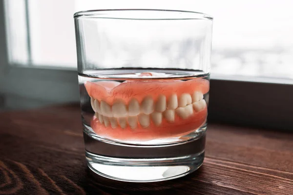 Uma Dentadura Num Copo Água Cuidados Com Próteses Dentárias Dentadura — Fotografia de Stock