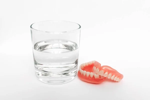 Πλήρης Αφαιρούμενη Πλαστική Οδοντοστοιχία Των Σιαγόνων Σετ Οδοντοστοιχιών Λευκό Φόντο — Φωτογραφία Αρχείου