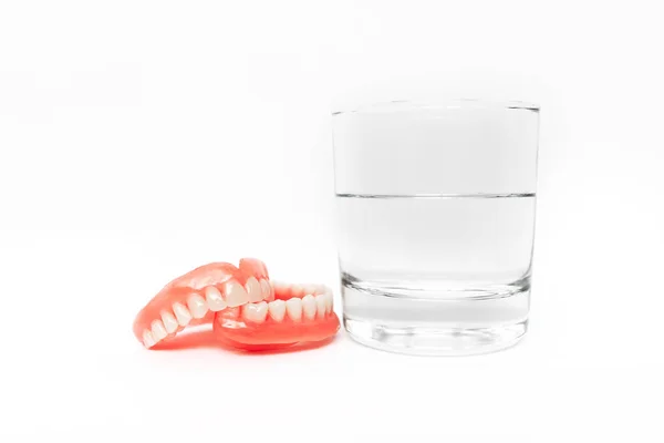 Μια Οδοντοστοιχία Ένα Ποτήρι Νερό Οδοντιατρική Πρόθεση Πλήρης Αφαιρούμενη Πλαστική — Φωτογραφία Αρχείου