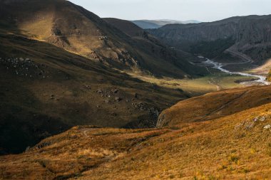 İnanılmaz güzel bir dağ manzarası. Sonbahar dağlarının panoramik manzarası. Güzel sonbahar manzarası. Güzel dağ manzarası. Boşluğu kopyala