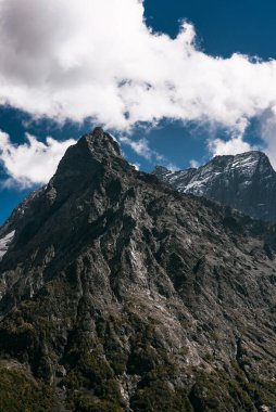 Dağ buzulu. Dağın göz kamaştırıcı manzarası. Güneşli bir kış gününde dik yamaçların üzerinde görkemli bir manzara. Dağ zirvesi. Boşluğu kopyala