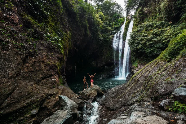 Kochankowie Przy Wodospadzie Widok Tyłu Para Podziwiająca Piękny Wodospad Indonezji — Zdjęcie stockowe