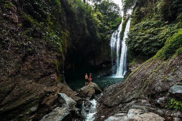 Zakochana Para Wodospadzie Podróż Poślubna Szczęśliwa Para Wyspie Bali Piękna — Zdjęcie stockowe