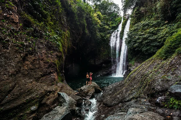 Lovers Waterfall Rear View Couple Admiring Beautiful Waterfall Indonesia Couple — Stock Photo, Image