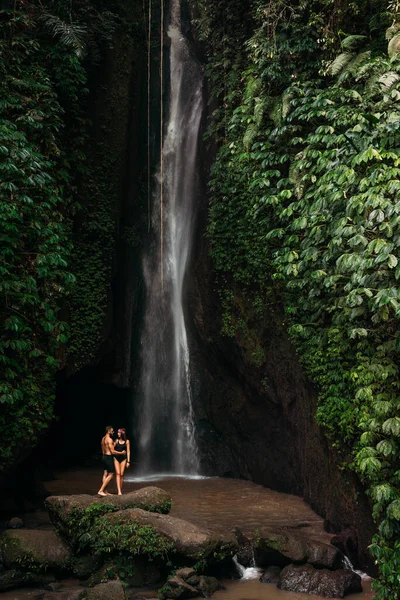 Пара Тропического Водопада Пара Отправляется Остров Бали Индонезии Женщина Мужчина — стоковое фото
