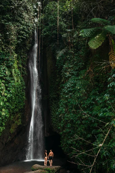 Para Przy Tropikalnym Wodospadzie Para Podróżuje Wyspę Bali Indonezji Kobieta — Zdjęcie stockowe