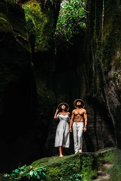 Пара Подорожніх Печері Пара Закоханих Печеру Острові Балі Пара Подорожує — стокове фото
