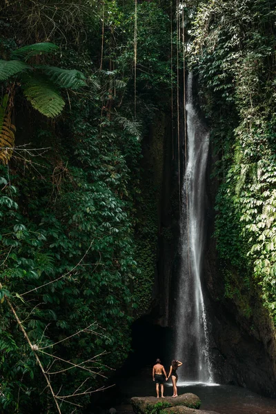 Casal Numa Cascata Tropical Uma Mulher Homem Numa Linda Cascata — Fotografia de Stock