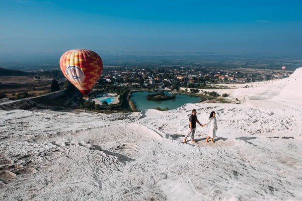 Verliefd Ballonnen Verliefd Stel Pamukkale Een Paar Turkije Huwelijksreis Een — Stockfoto