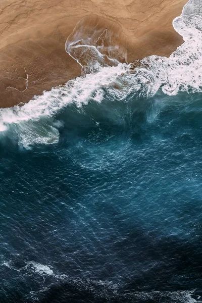 Akıllı telefonunuz için çok güzel bir deniz arka planı. Mavi okyanuslu güzel kumlu sahil, dikey manzaralı. Bir kuadrokopterden deniz manzarası. Güzel bir deniz manzarası. Adadaki kumsal. Boşluğu kopyala
