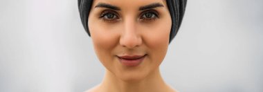 Güzel bayan yakından bak. Panoramik çekim. Güzel kahverengi gözlerinin yakın plan fotoğrafı. Yakından güzel bir genç kadının portresi. Güzel bir esmerin yakın plan portresi.