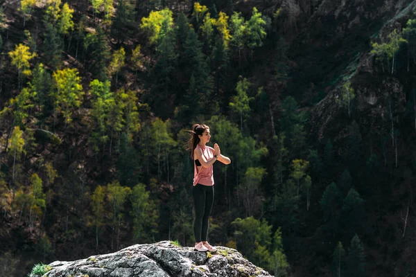 Uma Jovem Atraente Saudável Faz Ioga Nas Montanhas Amanhecer Yoga — Fotografia de Stock