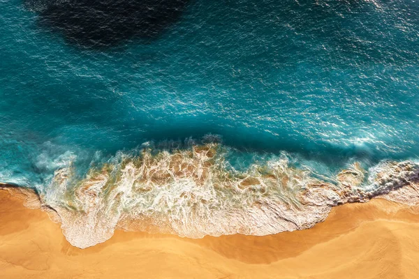 Χαλαρωτική Εναέρια Σκηνή Παραλία Καλοκαίρι Διακοπές Πρότυπο Διακοπές Πανό Κύματα — Φωτογραφία Αρχείου