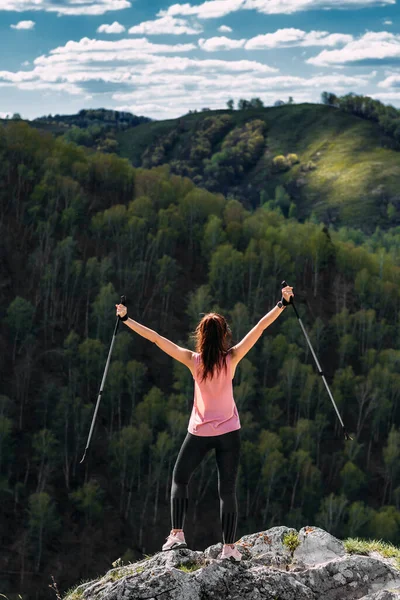 Wandelen Bergen Een Vrouw Bezig Met Nordic Walking Bergen Toerist — Stockfoto