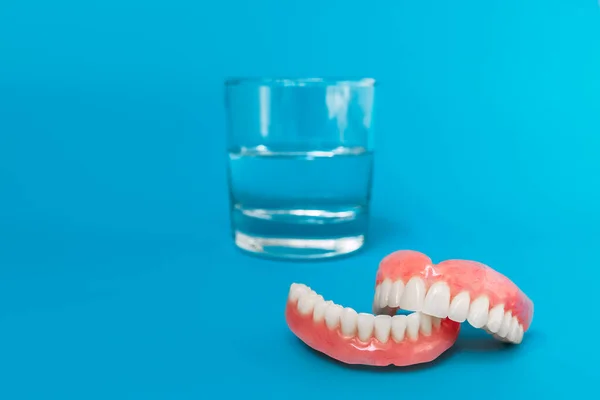 Full Removable Plastic Denture Jaws Set Dentures Blue Background Two — Stock Photo, Image
