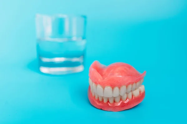 Dentures Blue Background Close Dentures Full Removable Plastic Denture Jaws — Stock Photo, Image