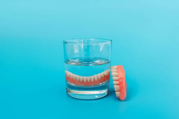 Prosthesis Glass Solution Dental Prosthesis Care Full Removable Plastic Denture — Stock Photo, Image