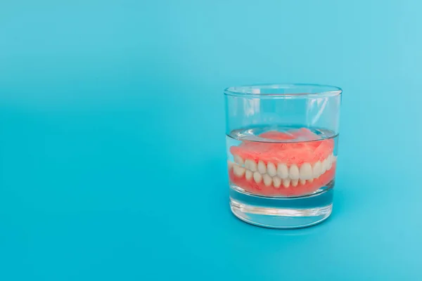Protes Ett Glas Med Lösning Tandprotesvård Full Avtagbar Plast Protes — Stockfoto