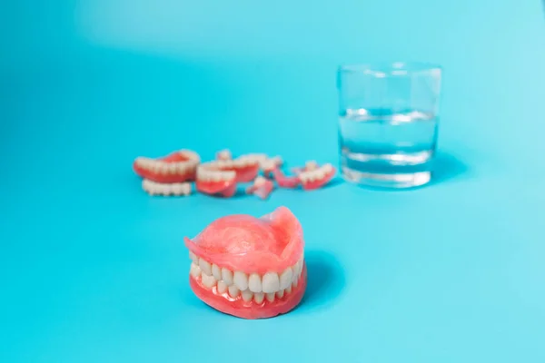 Tandproteser Tandvård Prostetiska Tänder Tandläkarskyltar Konstgjorda Tänder Avtagbara Partiella Proteser — Stockfoto