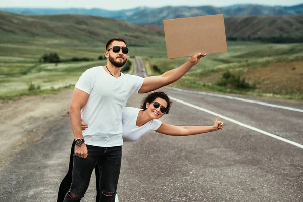 Egy Férfi Egy Stoppolnak Vándorlási Vágy Autostop Utazás Koncepció Fiatalok — Stock Fotó