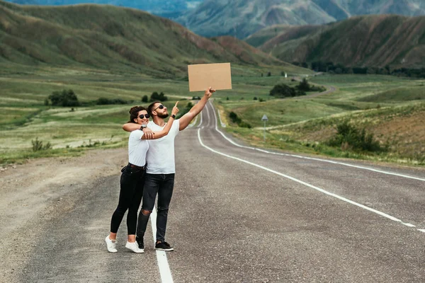 Mężczyzna Kobieta Jadą Autostopem Wanderlust Koncepcja Podróży Autostop Młodzi Ludzie — Zdjęcie stockowe